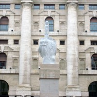 shockblast_Maurizio-Cattelan-Middle-Finger-Statue-2_