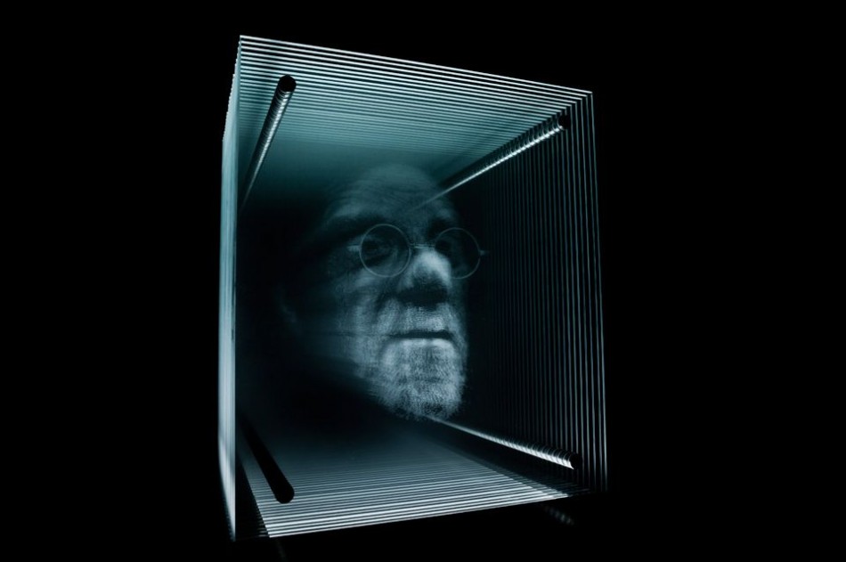 Портрет на стекле с треком и оживающим фото